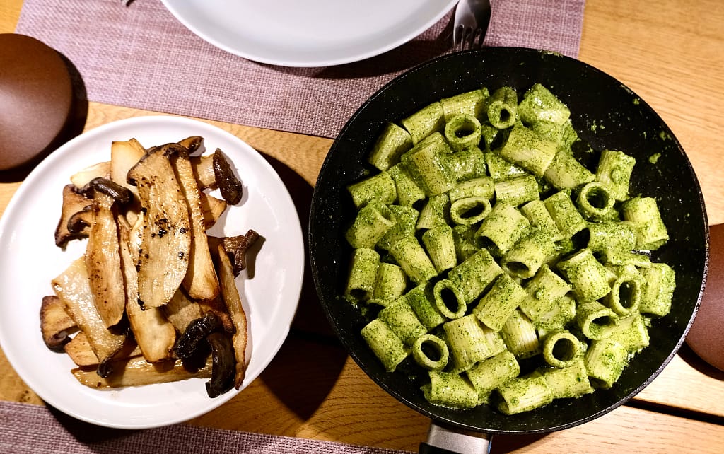 Pasta pesto en gebakken koningsoesterzwam