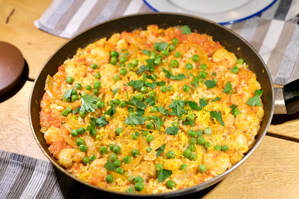 Paella recept met erwten en peterselie en gambas