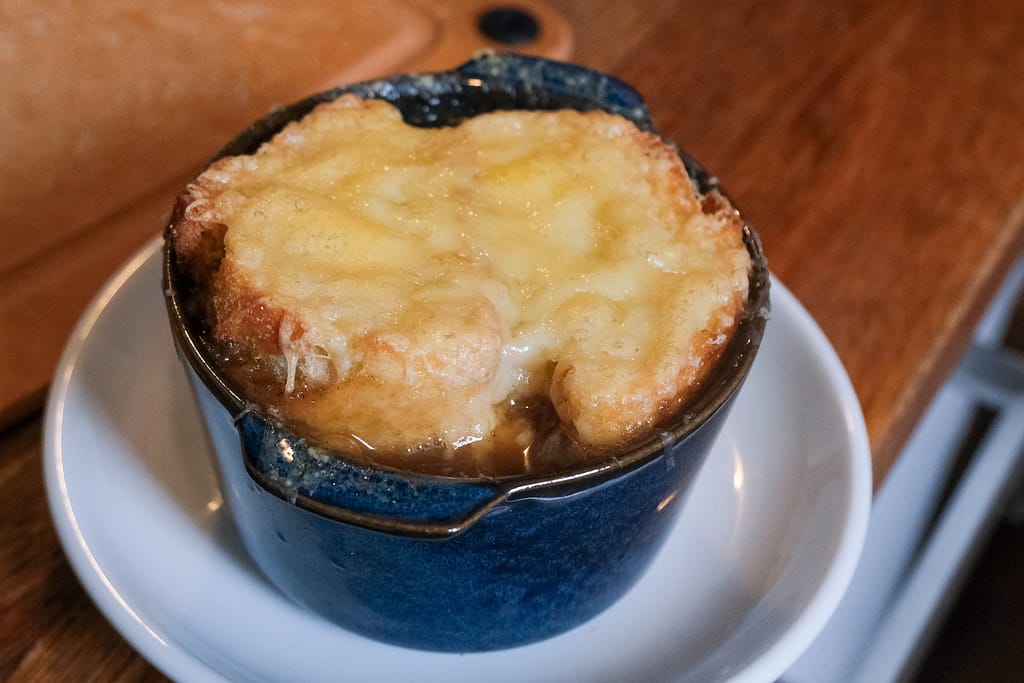 Franse uiensoep met gruyere kaas gesmolten
