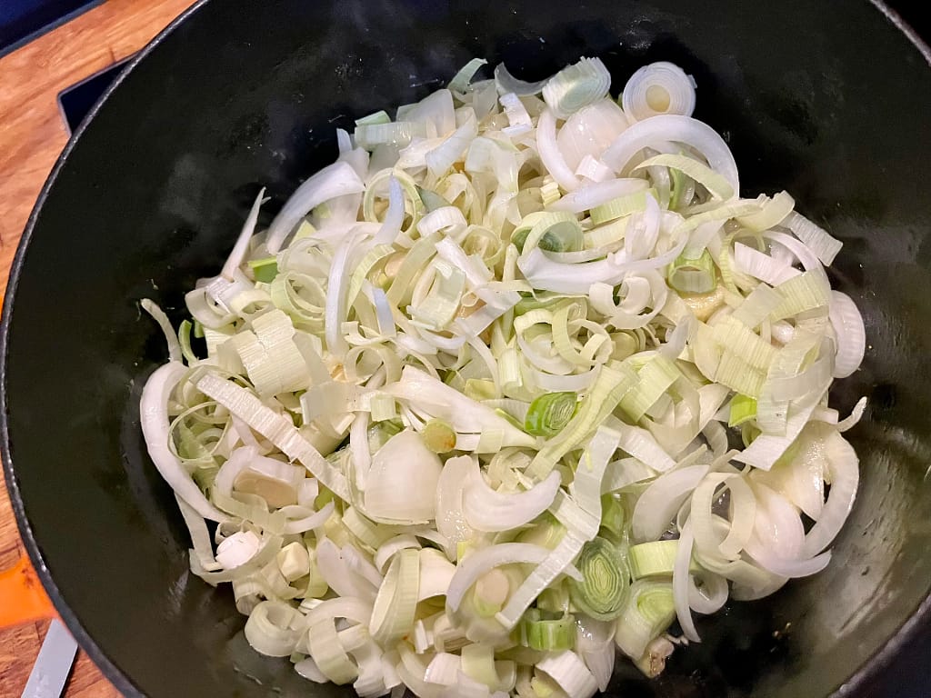 pastinaak, knoflook, ui en prei in pan