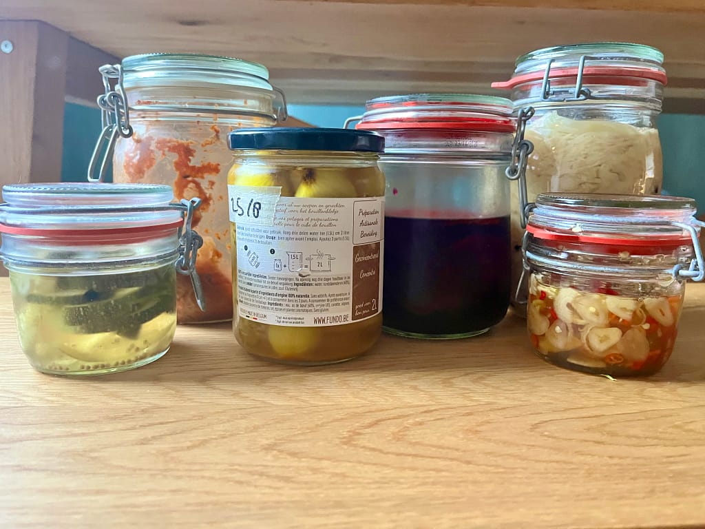 Fermenteren voor beginners: potten met gefermenteerd voedsel