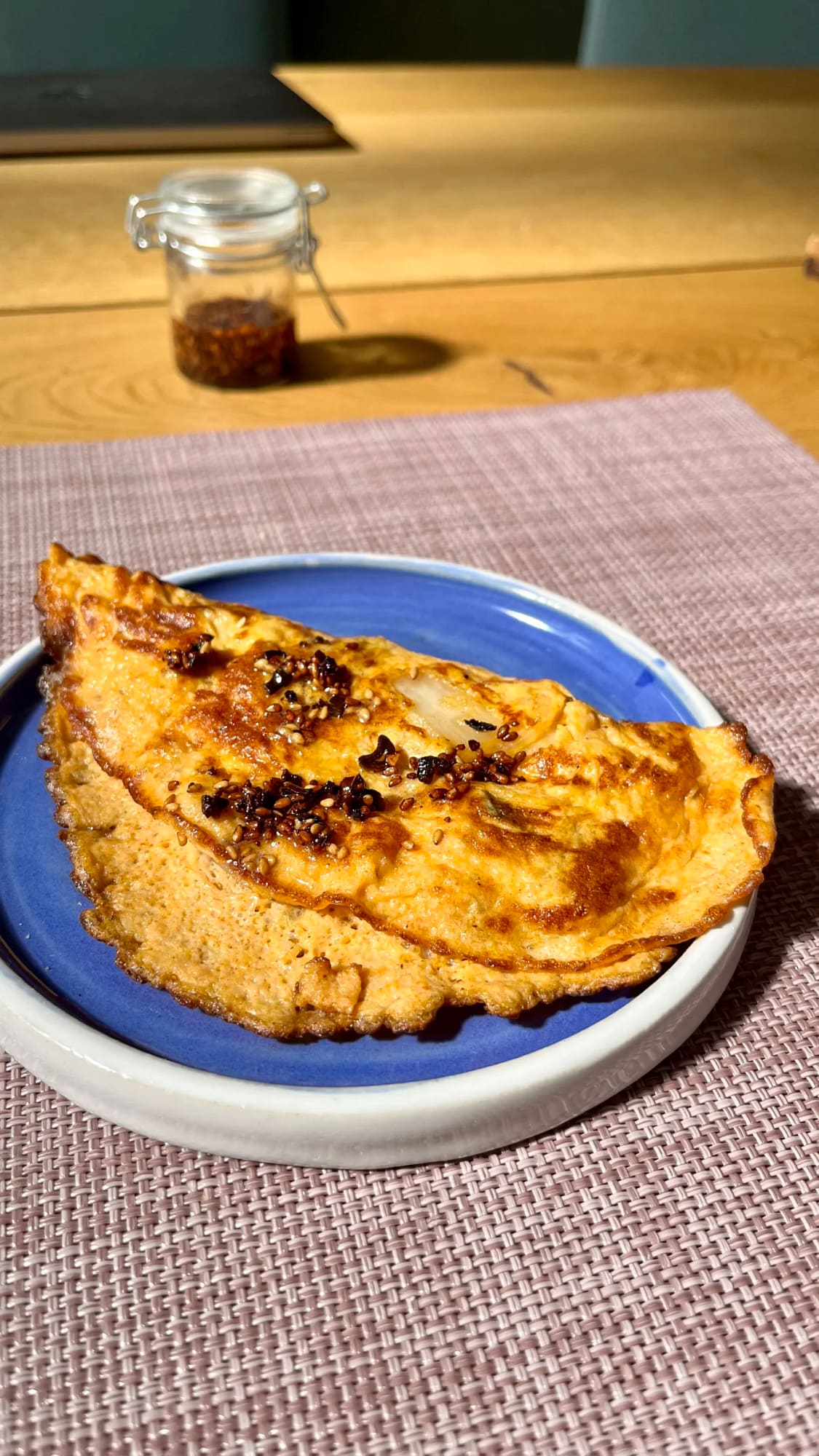 Kimchi omelet met chili olie