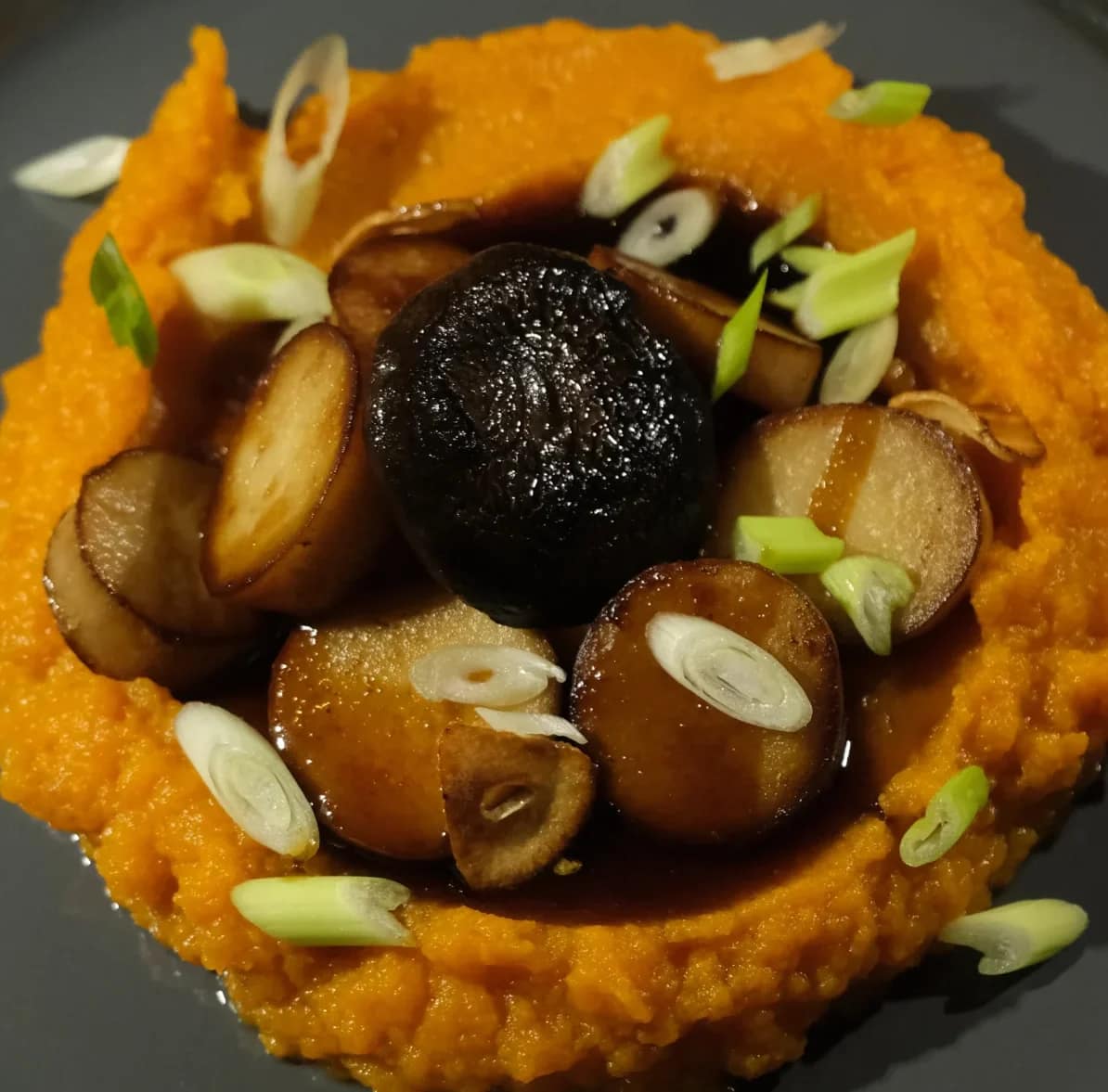 Koningsoesterzwam met zoete aardappelpuree en teriyakisaus