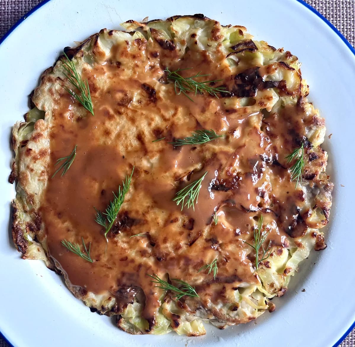 Okonomiyaki met saus en dille