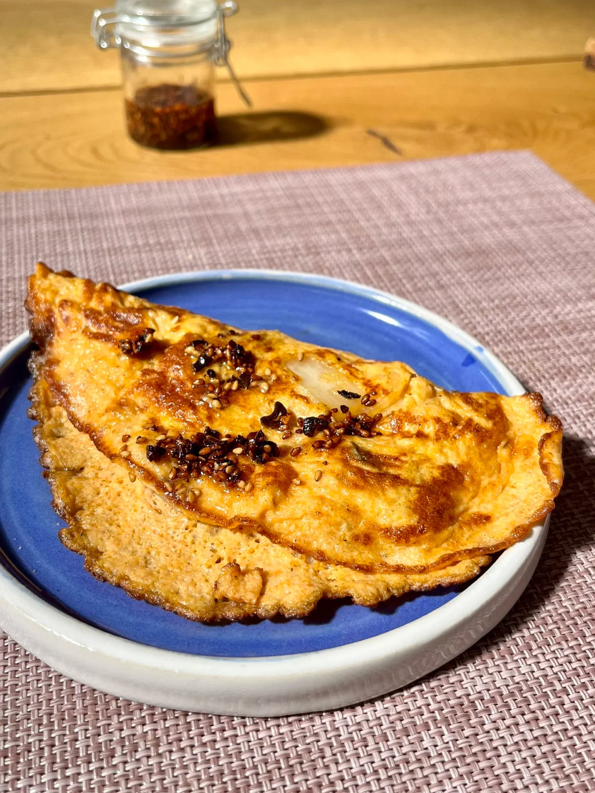 Kimchi omelet met chili olie