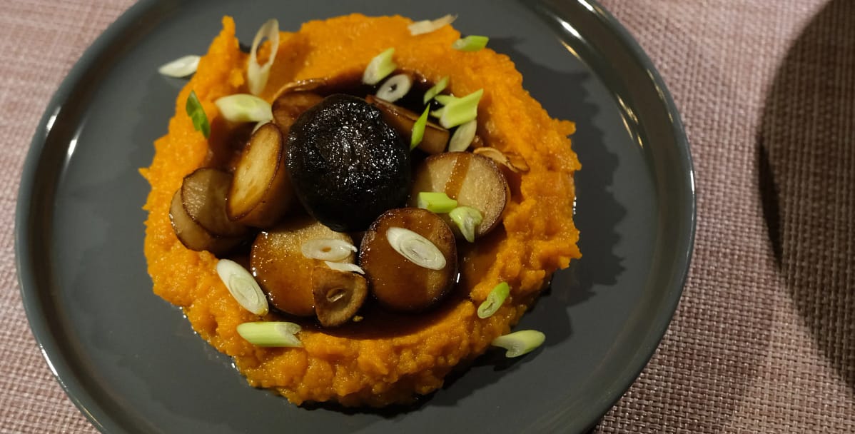 Koningsoesterzwam met zoete aardappelpuree en teriyakisaus
