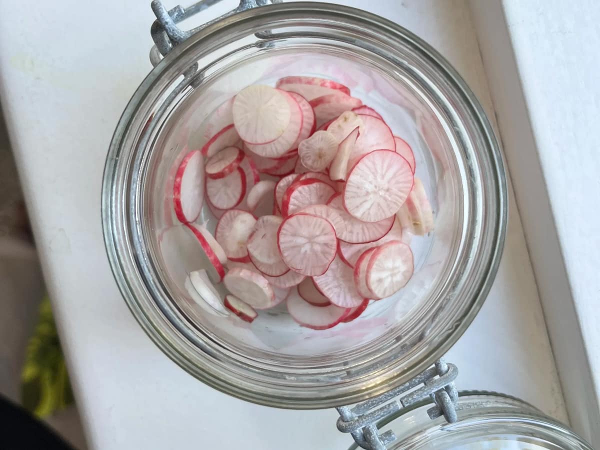 radijs inmaken gesneden in een glazen potje