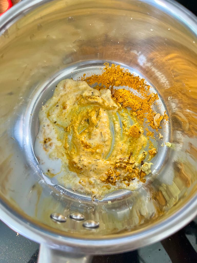 Golden Milk: Specerijen in pan