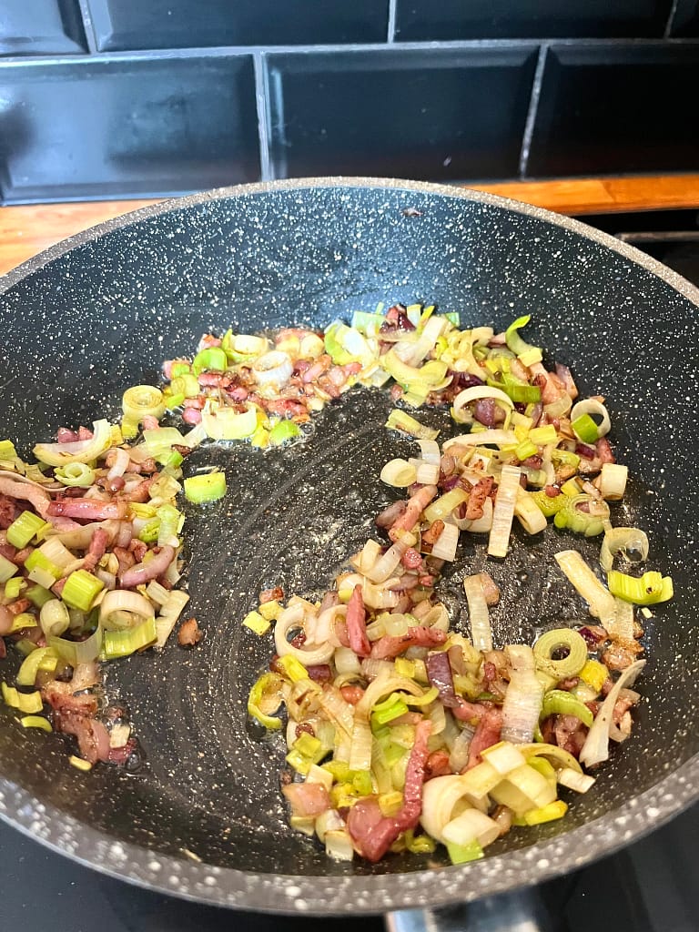 Roerbakken van de eerste ingredienten