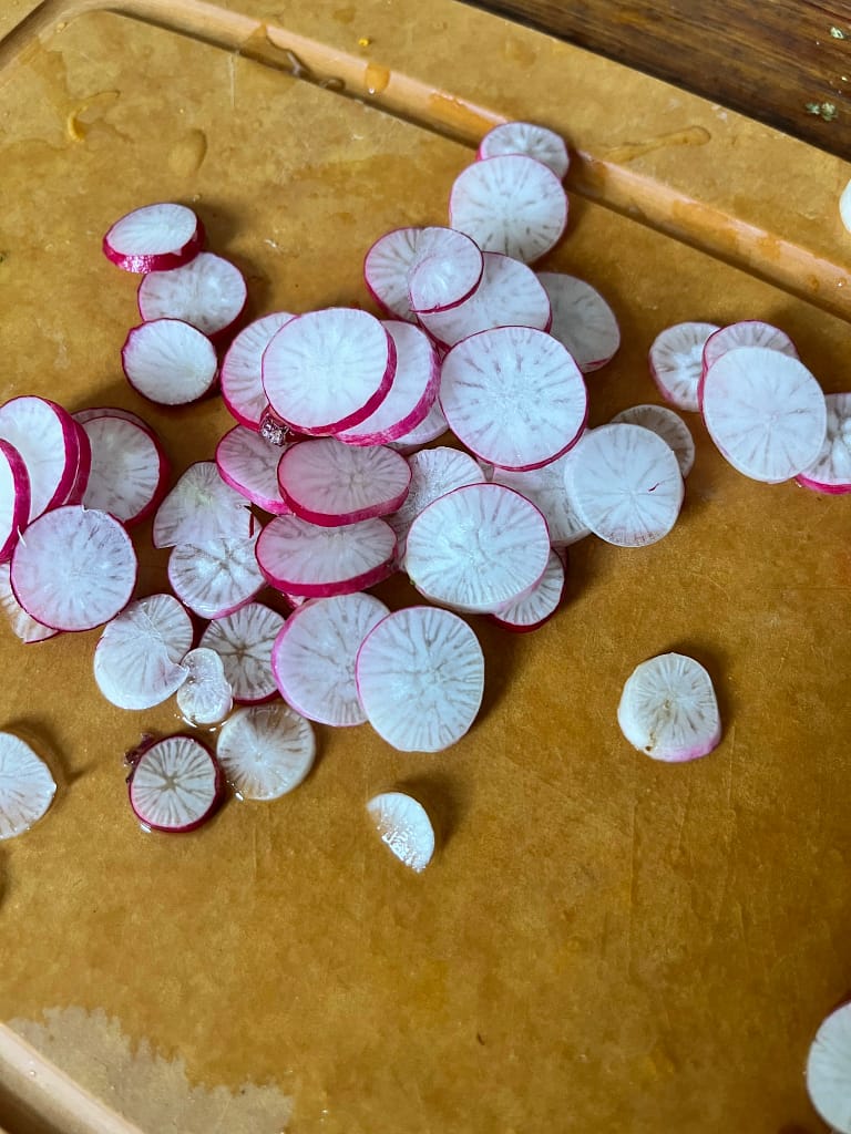 Radijs gesneden in plakjes op snijplank