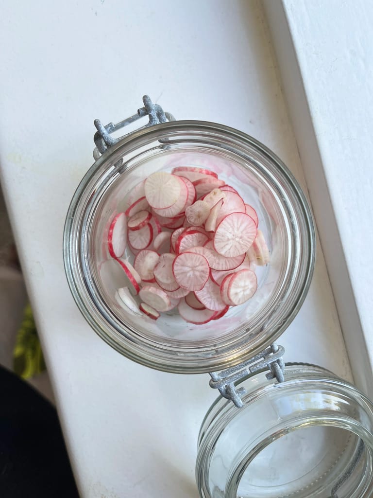 radijs inmaken gesneden in een glazen potje