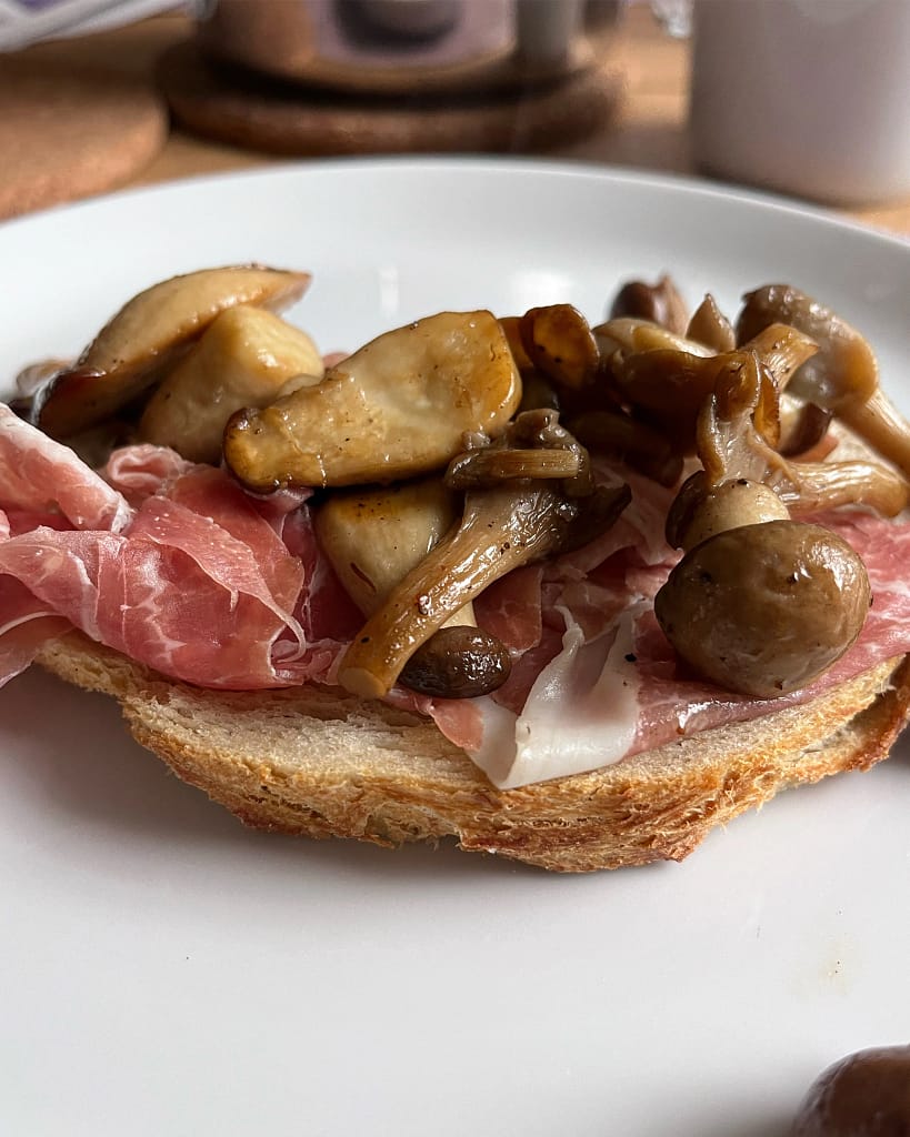 Broodje prosciutto met gebakken oesterzwam
